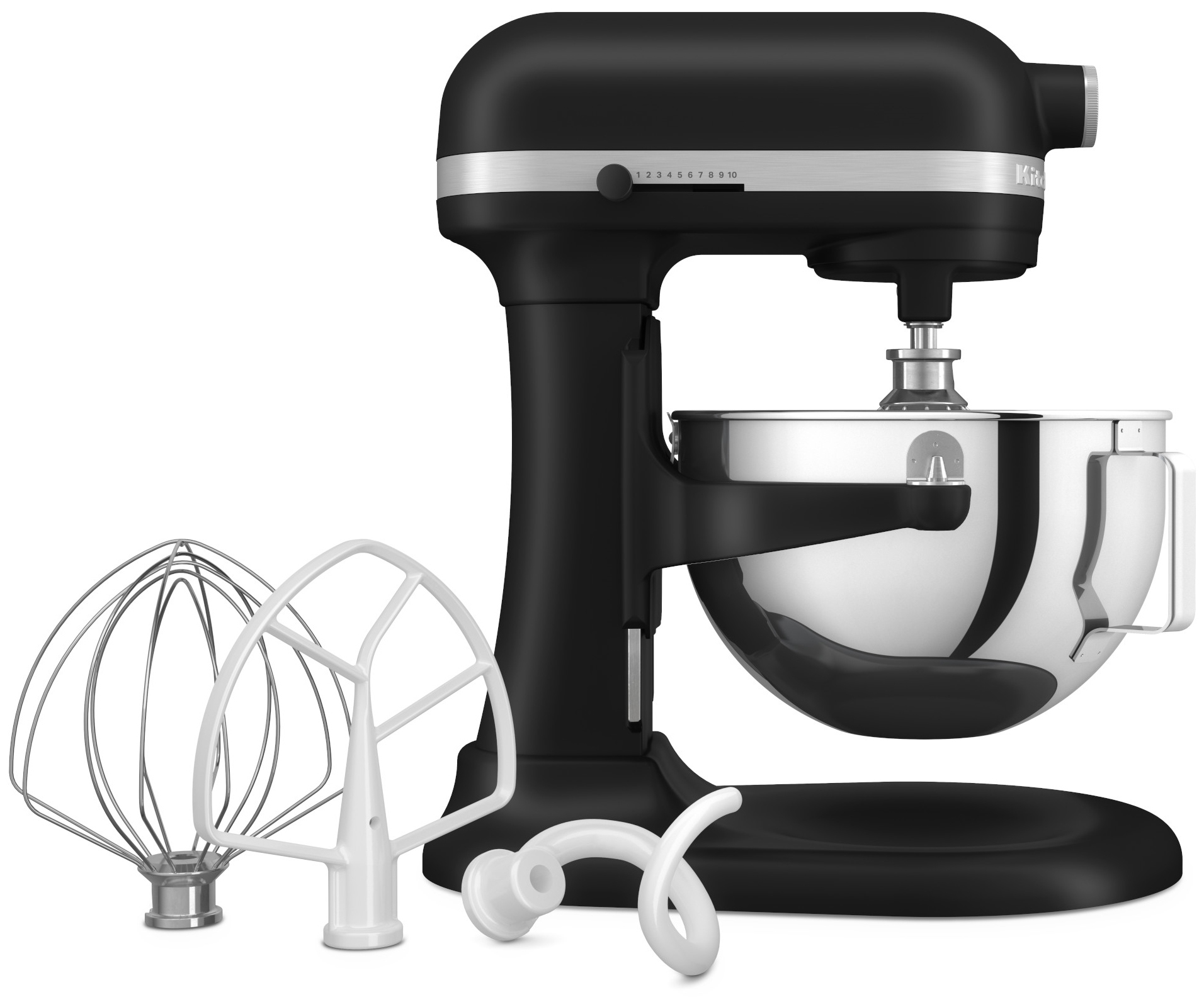 Czarny matowy mikser planetarny KitchenAid Heavy Duty z metalową misą, widoczny z boku na białym tle. Obok urządzenia leżą trzy akcesoria: metalowa rózga, białe mieszadło i hak do ciasta. Konstrukcja z podnoszoną misą podkreśla profesjonalny charakter modelu.